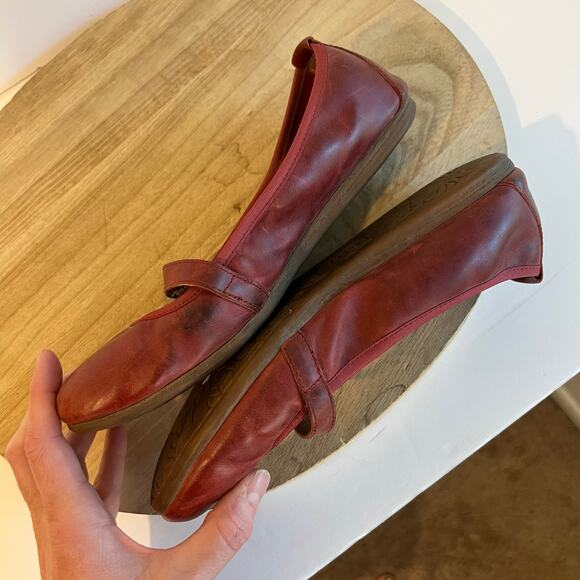 Born Red Round Toe Genuine Leather Buckle Strap Ballet Flat Shoe Size 7.5 - Picture 2 of 13